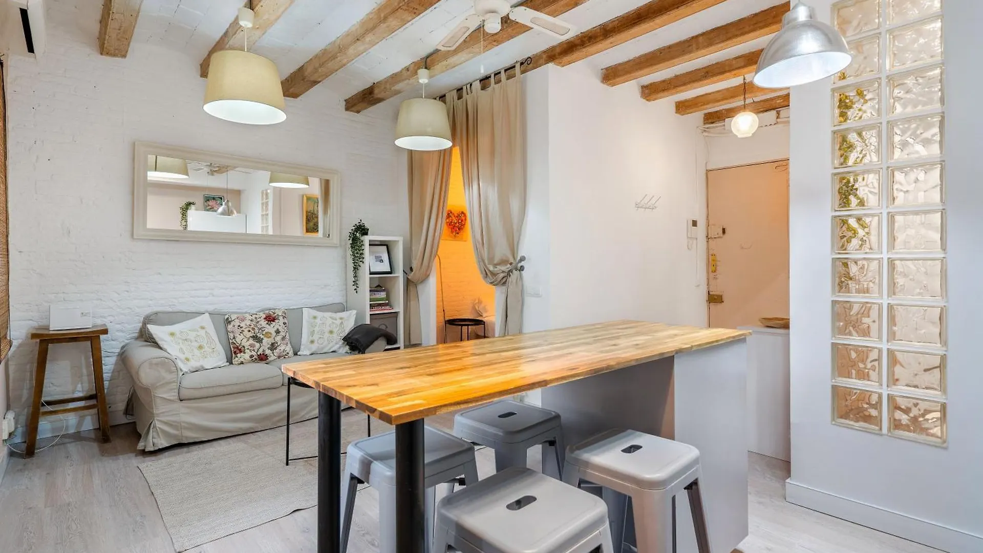 Fridays Flats Retro Chic In Poble Sec Apartment Barcelona 0*,