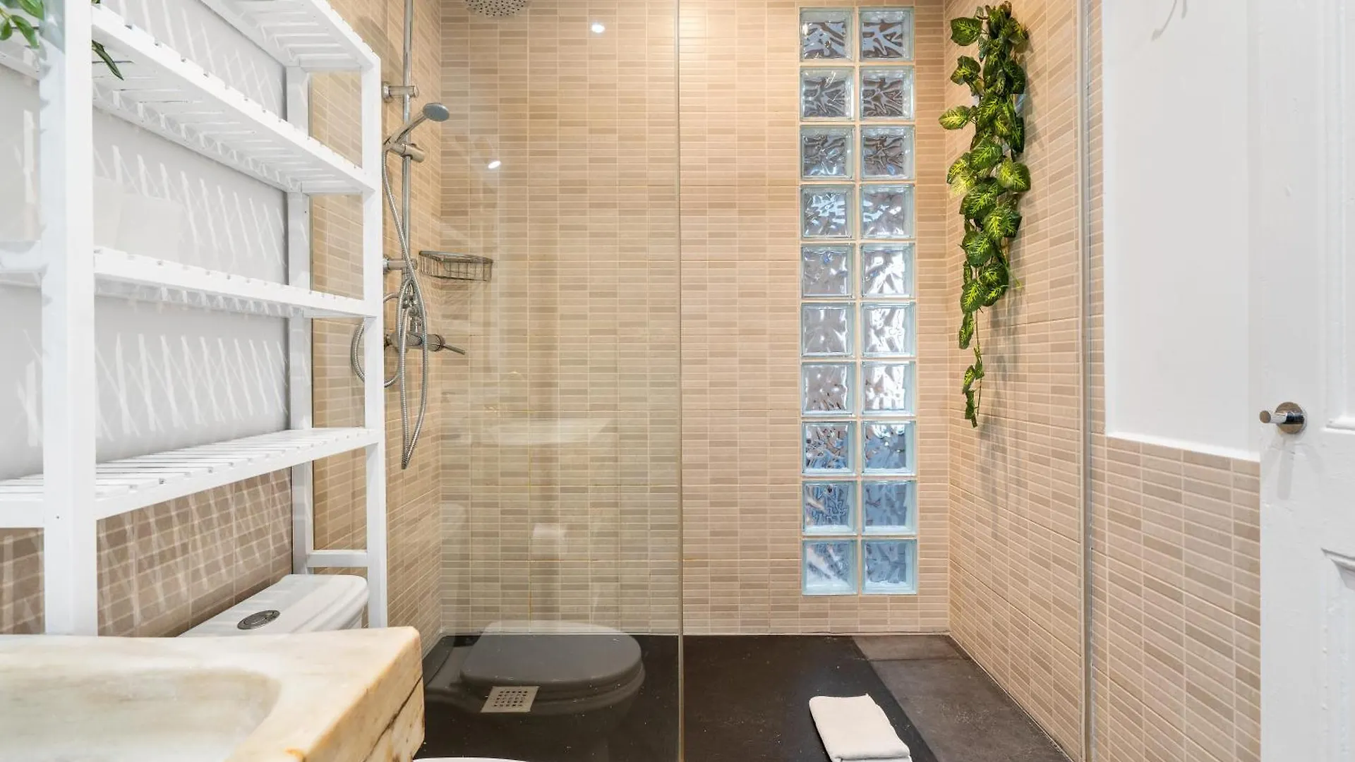Fridays Flats Retro Chic In Poble Sec Apartment Barcelona